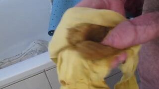 Wank with shit in yellow pants